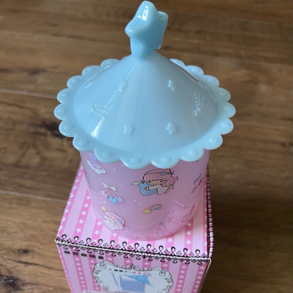 LITTLE TWIN STARS-NWT Plastic Container with Lid
